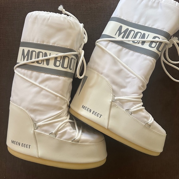 White Icon Moon Boots - Picture 1 of 10